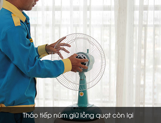 tháo lồng quạt trong cùng.