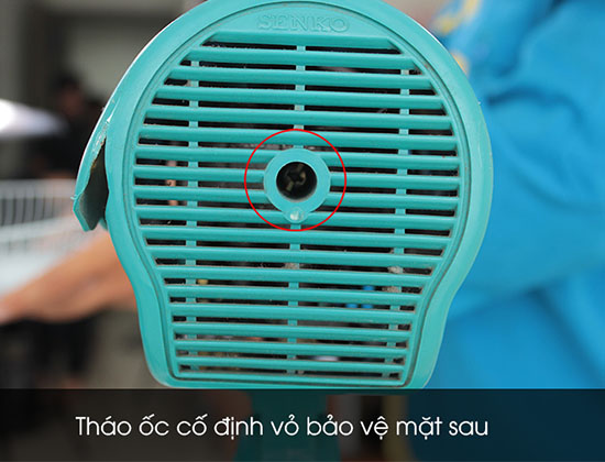 Tháo ốc cố định vỏ bảo vệ mặt sau.