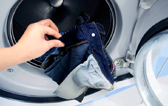 Lộn ngược quần áo trước khi giặt