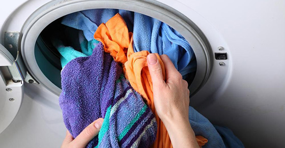 Máy giặt không vắt do quần áo trong máy giặt bị quá tải máy giặt không vắt do quá tải