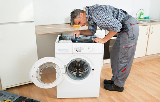 Nhân viên bảo hành kiểm tra bảng điều khiển