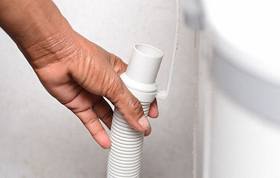 Kiểm tra và vệ sinh ống xả nước thường xuyên