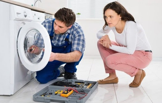 Kiểm tra bản lề của cửa máy giặt