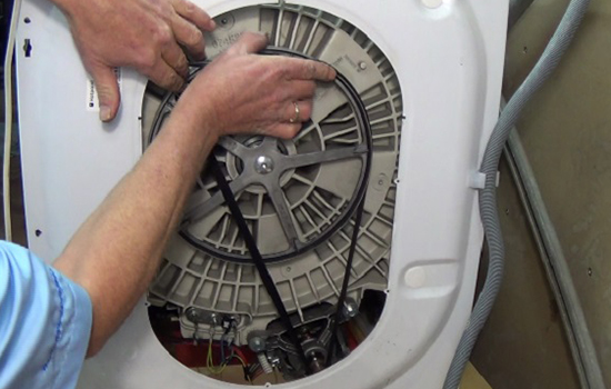 Dây curoa nằm sau máy giặt