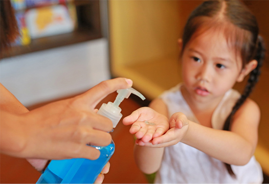 Vệ sinh bản th&acirc;n v&agrave; gia đ&igrave;nh bằng dung dịch s&aacute;t khuẩn