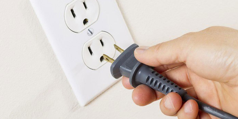 Rút dây nguồn tivi trước khi vệ sinh