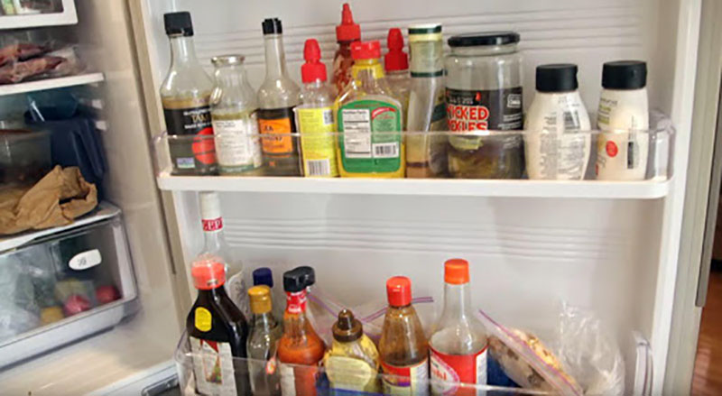 Đặt qu&aacute; nhiều đồ tr&ecirc;n cửa tủ.