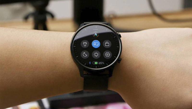 Đồng hồ còn được trang bị mặt kính cường lực Gorilla Glass 3 hạn chế trầy