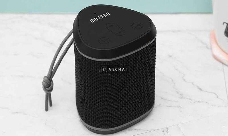 . Loa có kích thước nhỏ gọn bạn có thể để vào balo hay túi xách