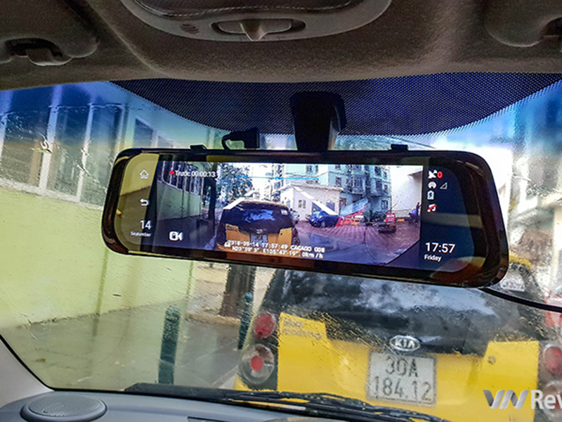 Gắn camera làm kính chiếu hậu