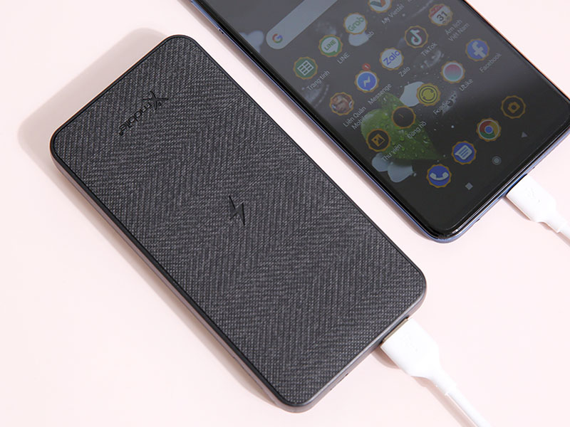 Xmobile PowerLite P106WD được bọc chất liệu Fabric cho cảm gi&aacute;c cực thoải m&aacute;i khi cầm nắm