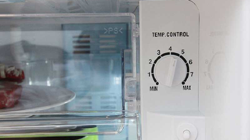 Điều chỉnh nhiệt độ tủ lạnh Panasonic bằng cách xoay nút vặn