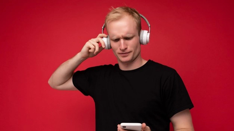 Cần lưu ý về mức âm lượng và thời gian sử dụng tai nghe để bảo vệ thính lực của bạn