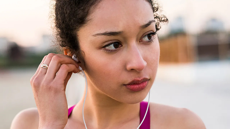 Độ bám của tai nghe Earbuds thường không cao