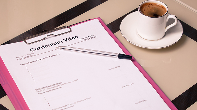 Qualification và Designation là những bằng cấp, chứng chỉ và thông tin về chức vị, vị trí công việc trước