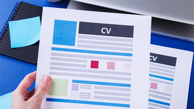 Bạn cần tránh đưa những bức ảnh không rõ khuôn mặt vào CV
