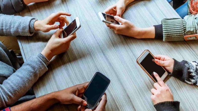 Bạn đang sử dụng Iphone 11 để lướt Facebook