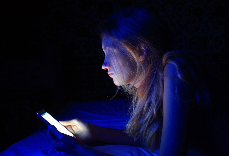 Bật chế độ Dark Mode và Night Shift