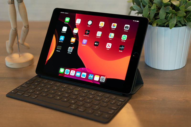 Bản iPad 10.2 inch (2019) c&oacute; thể thay thế một m&agrave;n h&igrave;nh th&ocirc;ng minh tại nh&agrave;