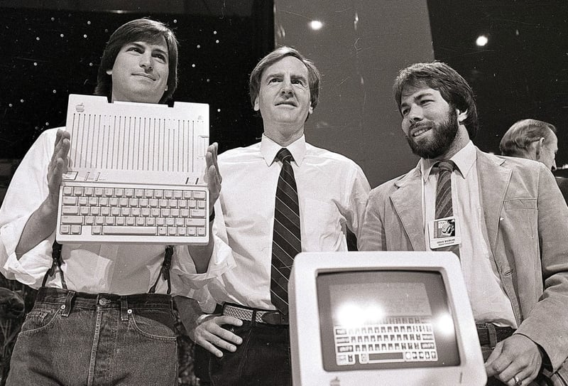 Steve Jobs, Ronald Wayne và Steve Wozniak - những người đồng sáng lập ra Apple