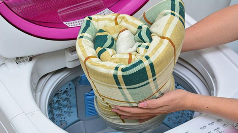 Cho chăn mền vào trong lồng giặt