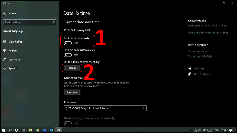 Gạt nút sang trái để tắt Set time autimatically > Chọn Change ở mục Set the date and time manually.