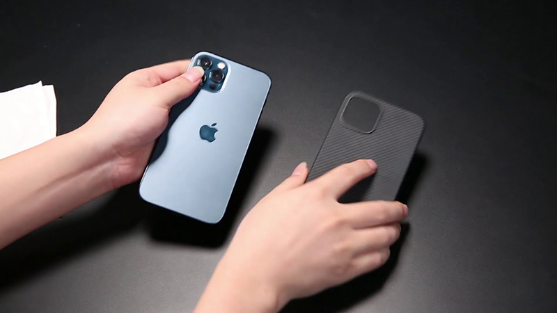 Tháo ốp lưng của máy