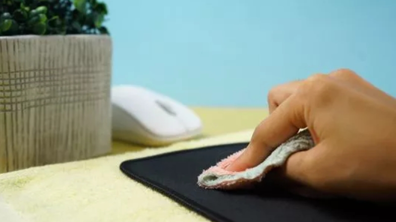 Dùng khăn khô để lau tấm lót chuột và phơi khô tấm lót
