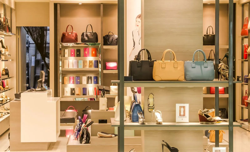 Hàng outlet có mẫu mã đa dạng nhưng thường có giá thành rẻ hơn rất nhiều