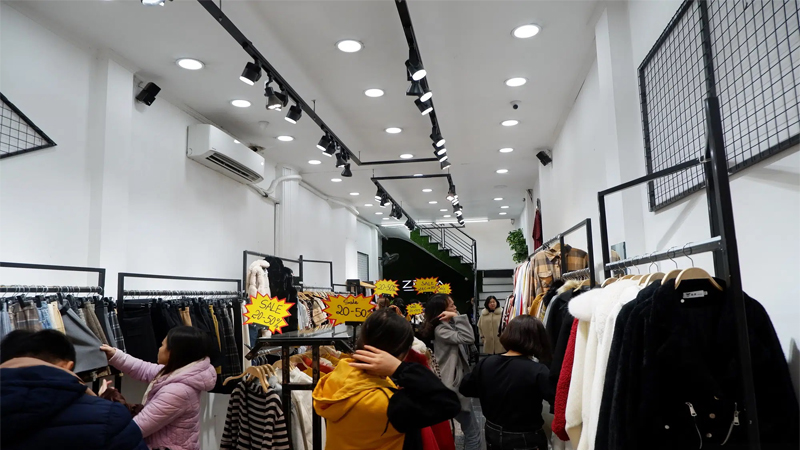 Nên kiểm tra kỹ sản phẩm và thử đồ trực tiếp trước khi mua hàng outlet