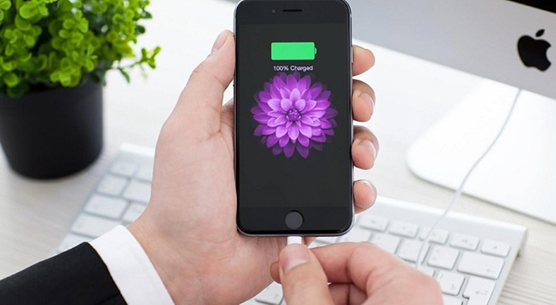 Tiếp tục sạc khi máy đã 100% sẽ ảnh hưởng như thế nào?