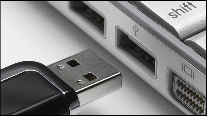 Hãy làm sạch đầu cắm USB