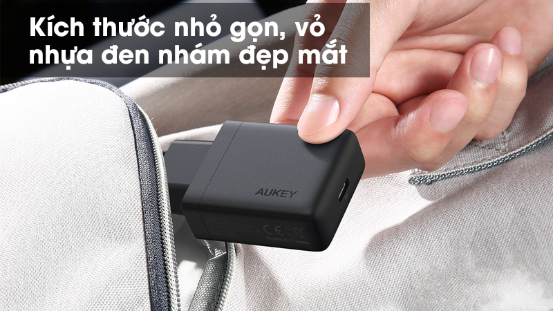 Sạc AUKEY PA-Y21 có màu đen thu hút