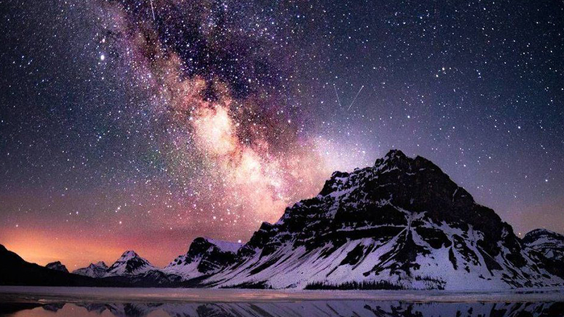 Bầu trời đêm kì diệu với hàng trăm ngôi sao lung linh chắc chắn sẽ khiến bạn bị cuốn hút. Hãy tận hưởng cảm giác lạc trong không gian sao rực rỡ và tận hưởng hình ảnh bầu trời đêm đầy sao đẹp nhất.