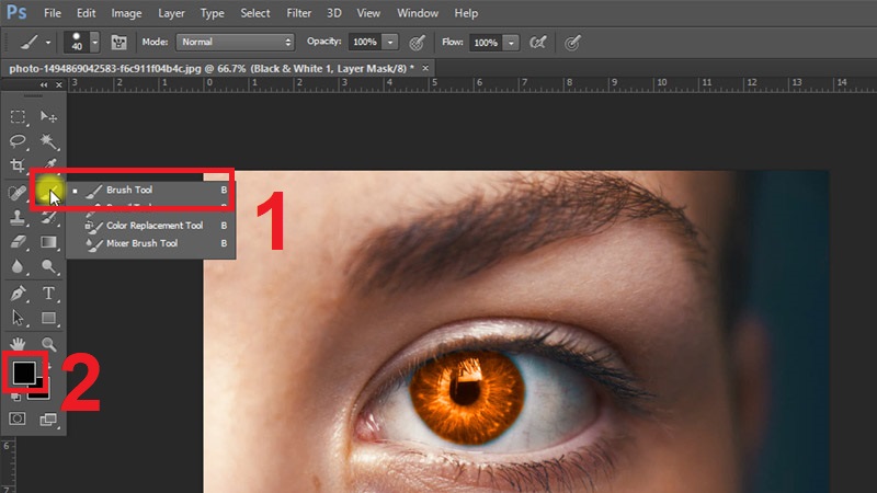 Xóa đi phần màu thừa trên mắt bằng công cụ Brush (B) màu đen