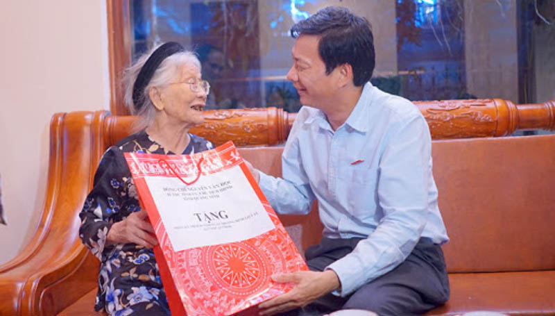 Bí thư Tỉnh ủy Nguyễn Văn Đọc tặng quà cho mẹ Việt Nam Anh Hùng