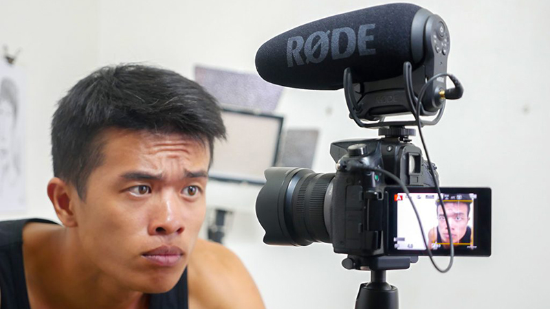 Microphone tích hợp vào máy quay, giúp bạn chỉnh sửa video dễ dàng hơn