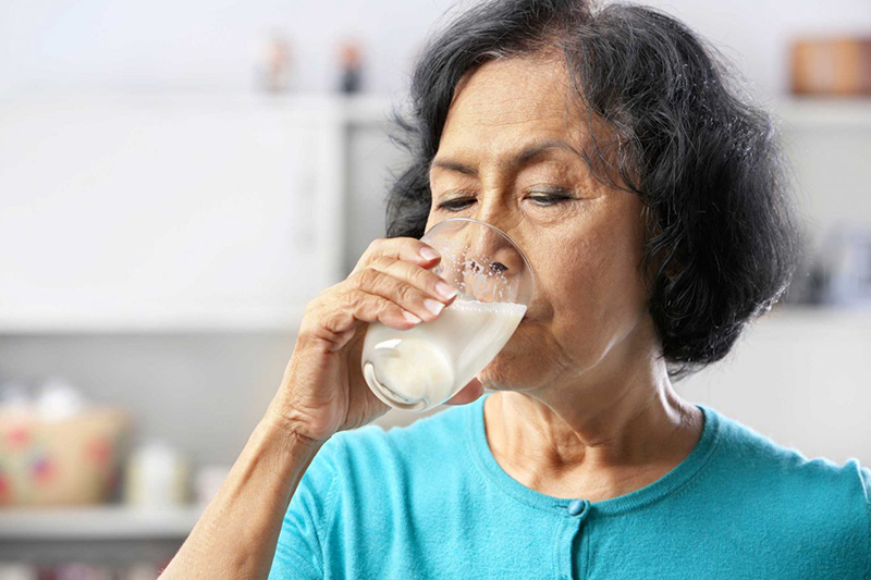 Sữa cho người già là món quà rất phù hợp cho người cao tuổi