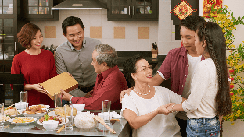 Lựa chọn quà ý nghĩa dành tặng người lớn tuổi