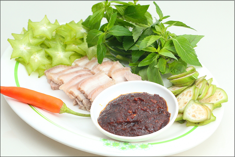 Thịt heo chấm mắm nêm
