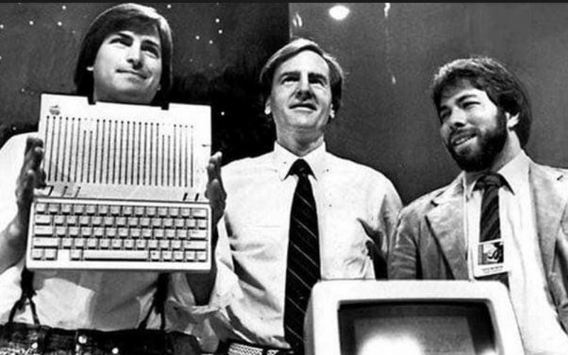 Steve Jobs, Steve Wozniak và Ronald Wayne là nhóm Co - Founder của Apple