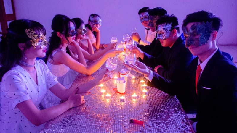 Chơi các trò chơi thú vị, hấp dẫn với bạn bè trong prom party