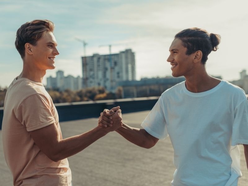 Họ đến kéo ta khỏi bóng đen