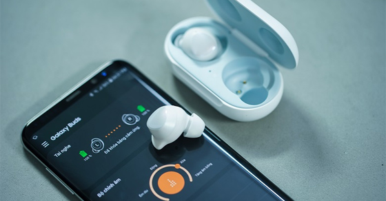 Có cần cài đặt ứng dụng đặc biệt nào để sử dụng tai nghe Bluetooth Samsung không?
