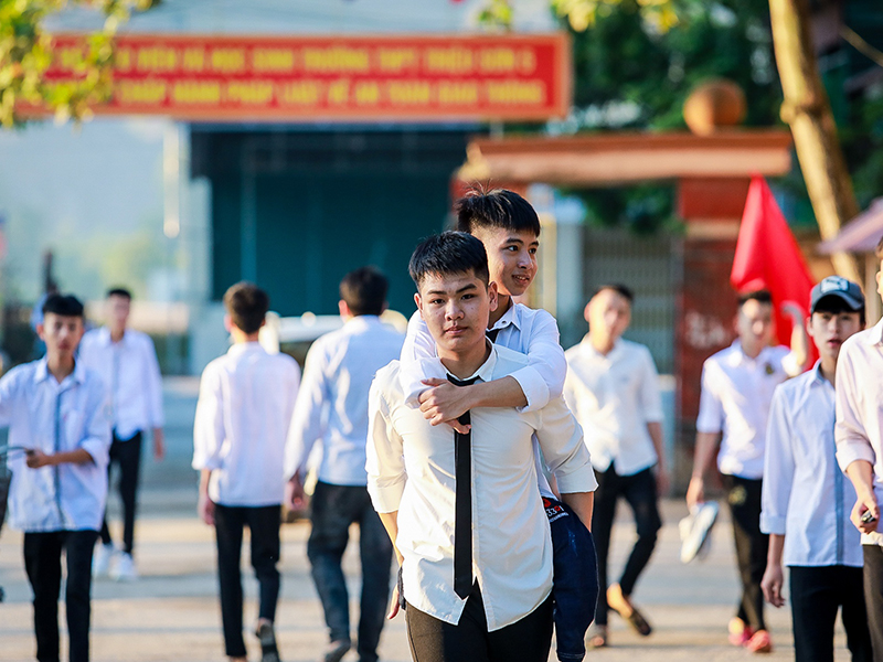 Giúp đỡ bạn bè lúc khó khăn 