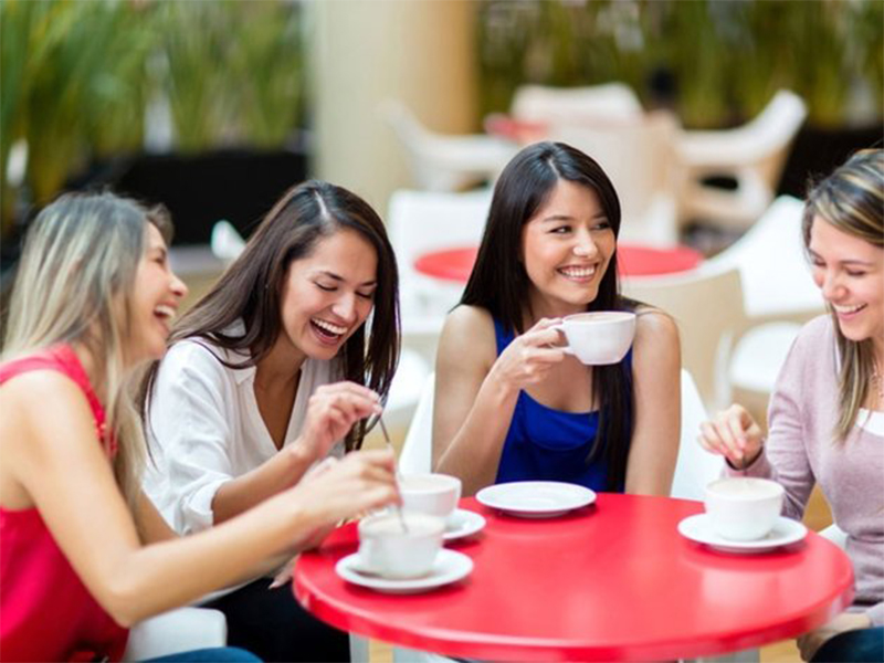 Bạn bè thường xuyên nói chuyện 