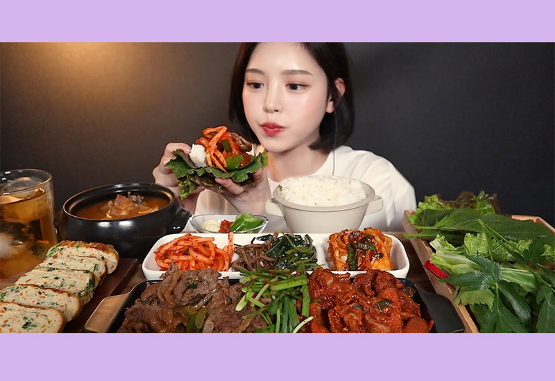 Mukbang là hình thức ngồi ăn và tương tác với khán giả trước máy quay