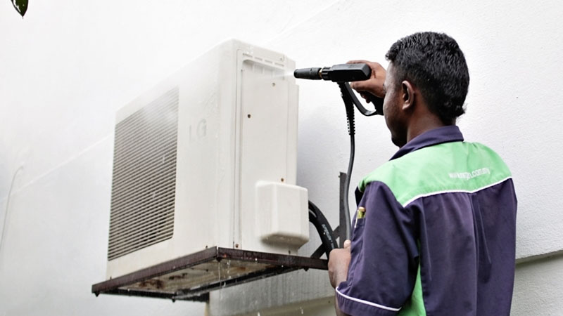 Vệ sinh thường xuyên để hạn chế tình trạng chảy nước ở cục nóng máy lạnh