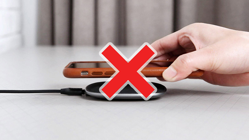 Tháo ốp lưng trong suốt quá trình sạc