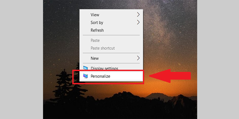 Click phải chuột tại màn hình desktop và chọn Personalize